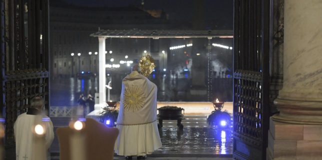 „Doamne, salvează-ne!” Papa Francisc a oferit vineri o binecuvântare istorică ”Urbi et Orbi”